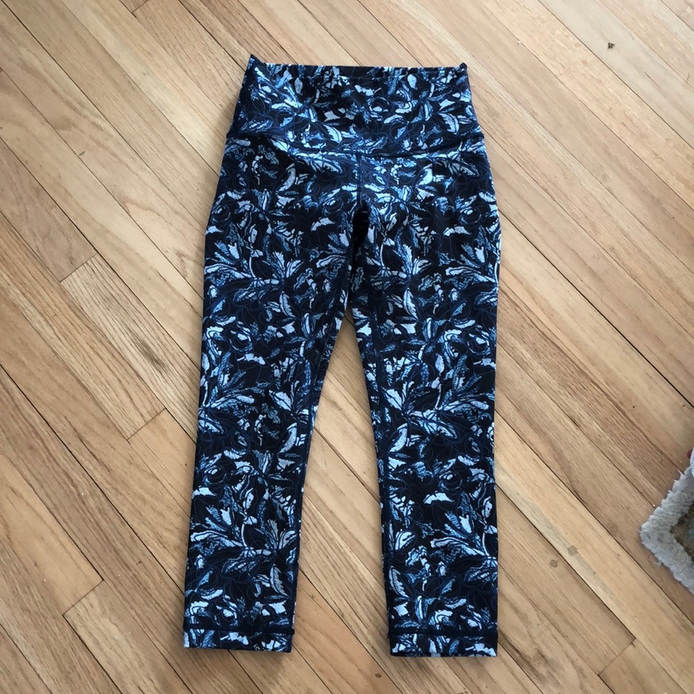 Lululemon leggings in a cool blue pattern size 4
